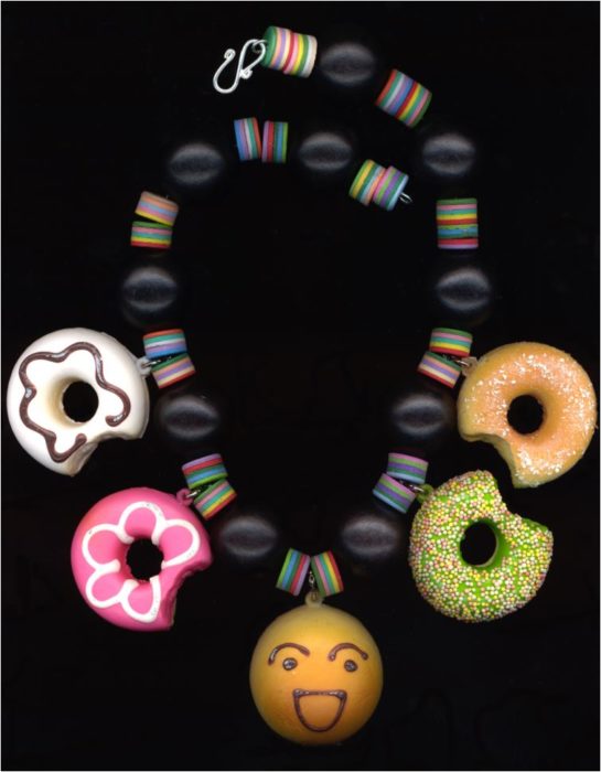 Angebissen: Schaum-Donuts, Kunststoff- und Holzperlen