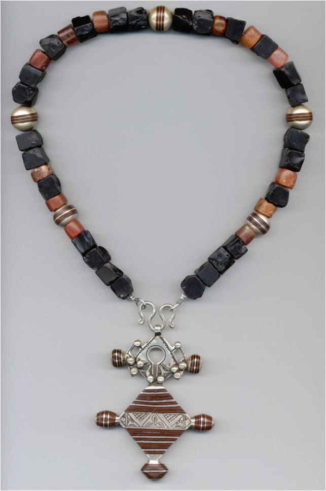 Karneol, Obsidian, 3 Tuaregperlen, Tuareg-Kreuz mit Holzintarsien