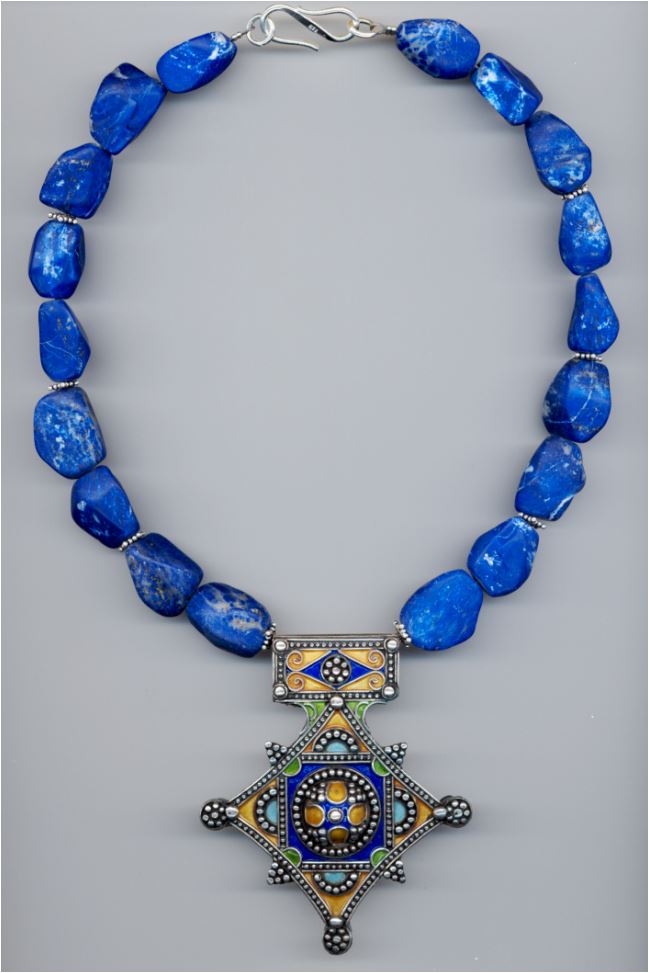 Lapis-Lazuli-Nuggets matt, emailliertes Berber-Silberkreuz